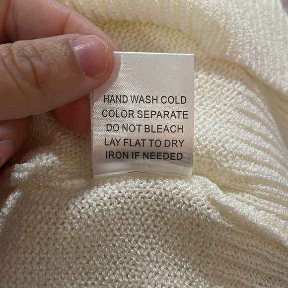 Le Lis XOXO Heart Tinsel Sweater SZ M NWT - Picture 6 of 6